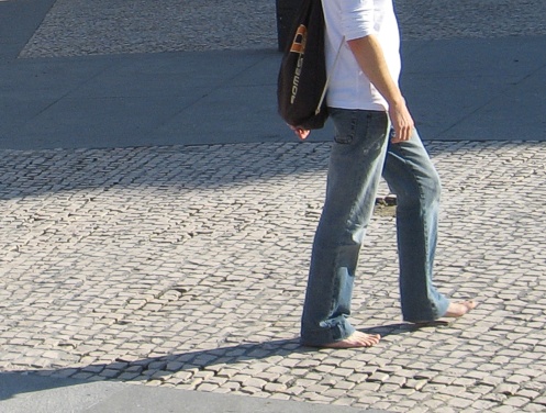 Andando descalzo por las calles de Cádiz